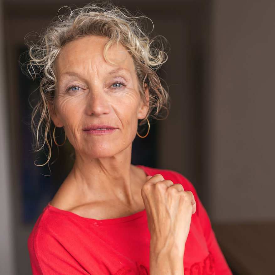 Professional headshot of Manuela, an executive coach and actress, portraying focused attention and leadership clarity.